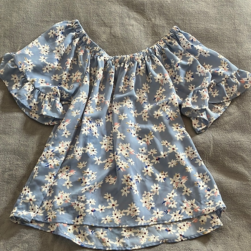 Light blue floral blouse. Sz M